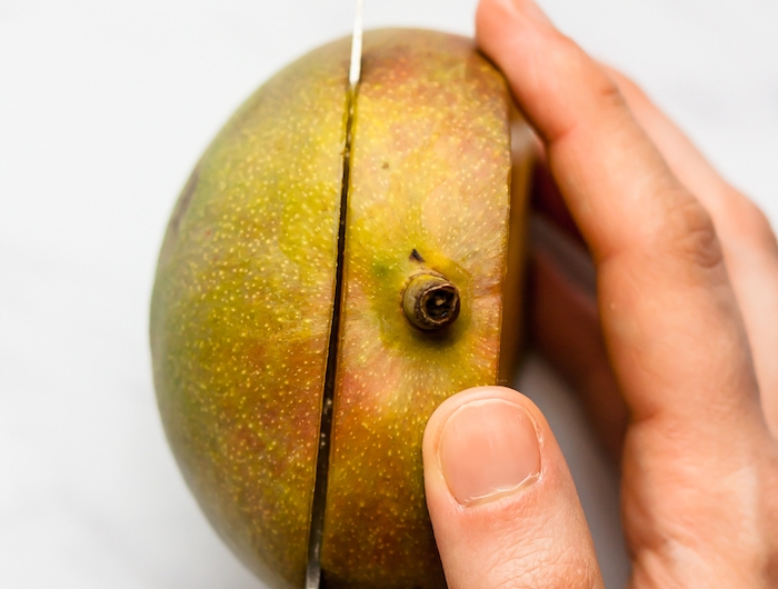 ein messer und eine.mango wie kann man eine mango schneiden