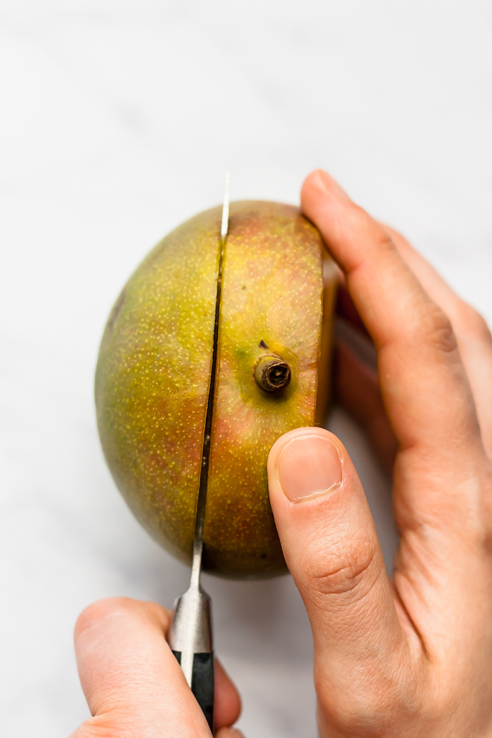 ein messer und eine.mango wie kann man eine mango schneiden