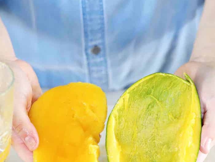 eine grüne schale einer mangp wie kann man eine mango schneiden frau mit blauem hemd