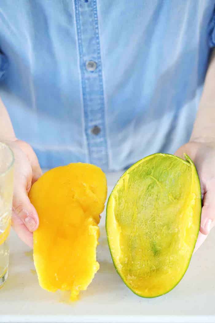 eine grüne schale einer mangp wie kann man eine mango schneiden frau mit blauem hemd