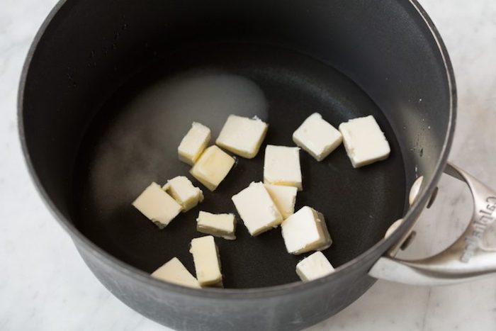 eine schritt für schritt anleitung für spanische churros rezept ein topf mit butter churros rezept