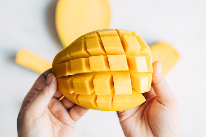 einen mango igel selber machen diy wie kann man eine mango schneiden hände mango