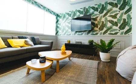 einrichtungstrends 2020 florale tapeten tropische muster möbel trends 2020 grauer couch gelbe kissenn holzboden