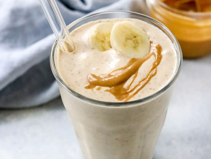 eiweißpulver zum abnehmen gewicht verlieren getränk mit proteipulver bananen und erdnussbutter