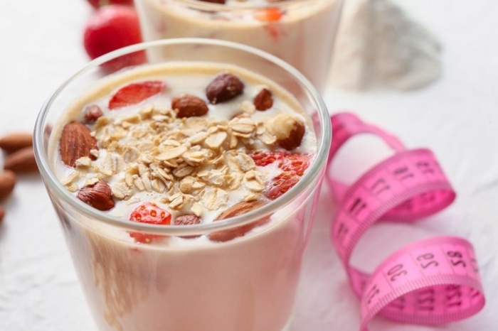 eiweißshake zum abnehmen proteinshake mit erdbeeren eiweißpulver mit schokolade gewichtverlust fördern