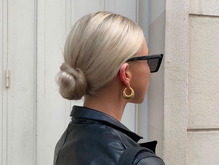 elegante dutt frisuren selber machen platinblonde haare goldene ohrringe schwarze lederjacke sonnenbrillen street style inspiration