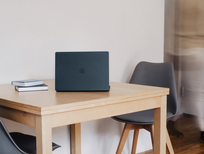 esstisch holz klein schwarzer laptop home office arbeit esstisch kaufen was müssen sie berücksichtigen graue stühle