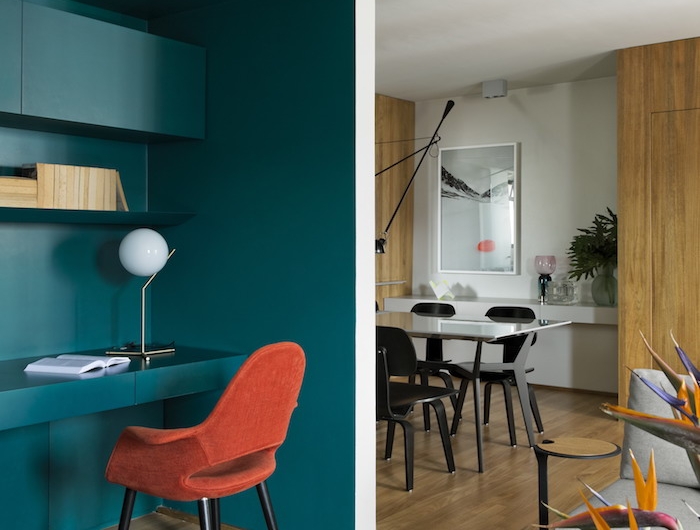 esszimmer wohnzimmer einrichtung welche farbe passt zu petrol wandfarbe roter stuhl kontrast interior design inspiration