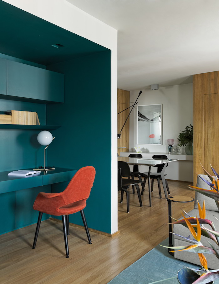 esszimmer wohnzimmer einrichtung welche farbe passt zu petrol wandfarbe roter stuhl kontrast interior design inspiration