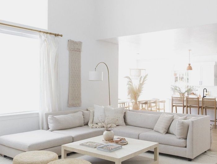 esszimmer wohnzimmer großes eckcouch weißer kaffeetisch interior design in neutralen farben beige stühle weiße gardinen