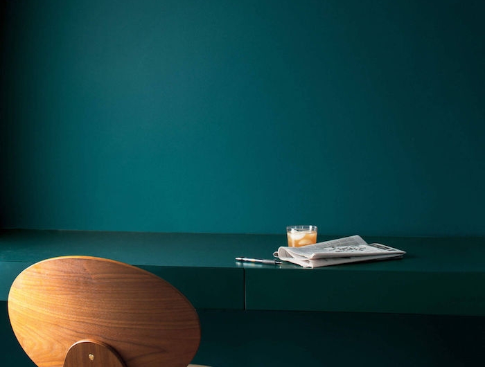 farbentrends 2020 petrol farbe für die wand minimalistische inneneinrichtung moderner stuhl aus holz blau grüne wandfarbe inspiration