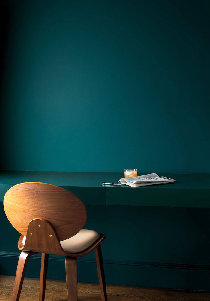 farbentrends 2020 petrol farbe für die wand minimalistische inneneinrichtung moderner stuhl aus holz blau grüne wandfarbe inspiration