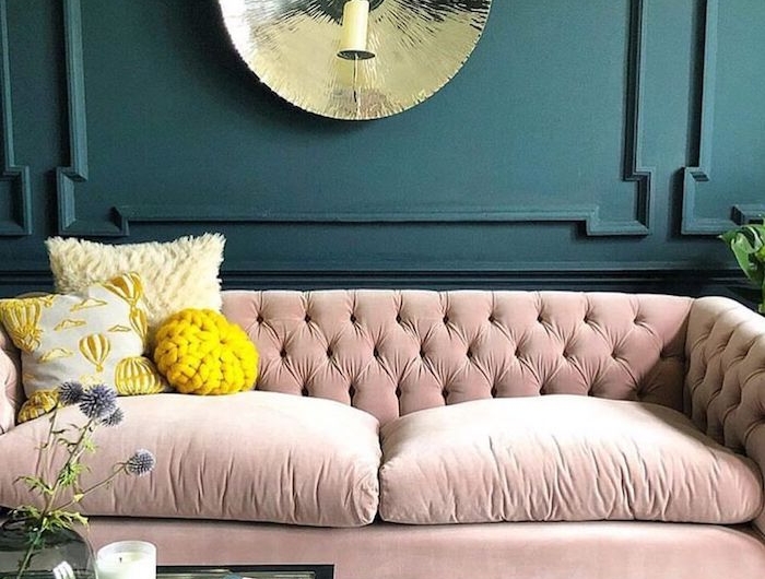 farbkombinationen petrol grün große couch in rosa moderner blauer sessel gelbe kissen dekoration farben kontrast