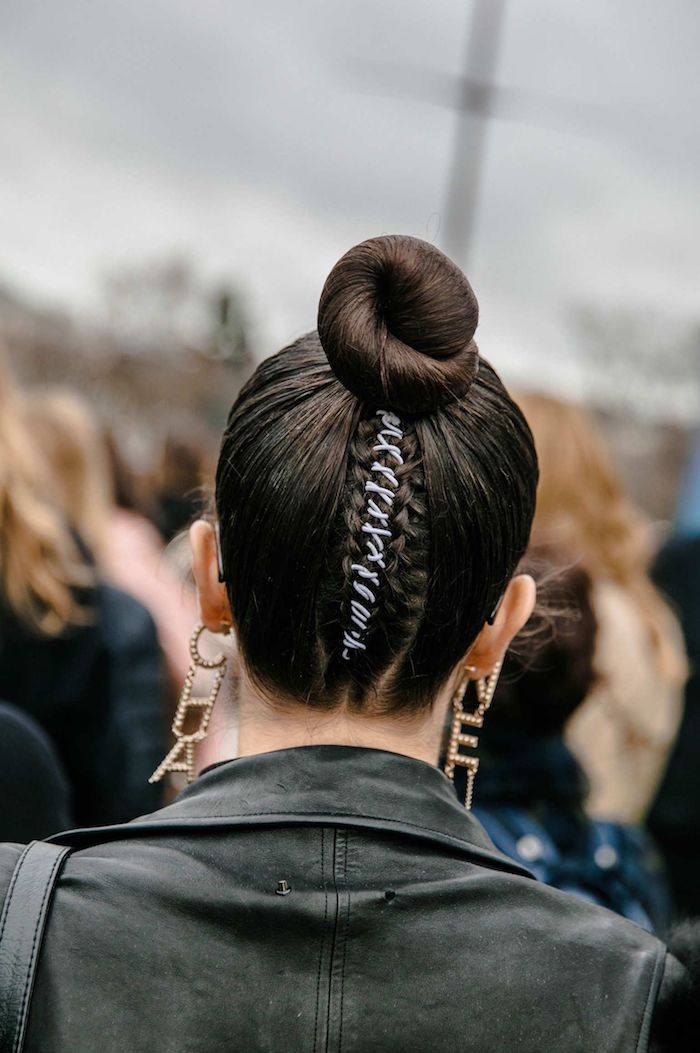 fashion week chanel street style hair style flechfrisuren mit dutt moderne hochsteckfrisuren braune haare schwarze jacke