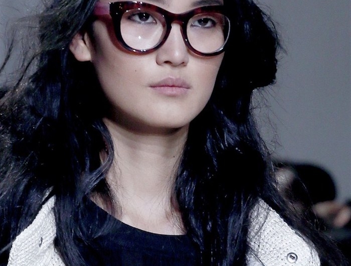fashion week inspiration moderne brillengestelle trends 2020 schwarze brille mit dickem gestell frau mit schwarzen haaren