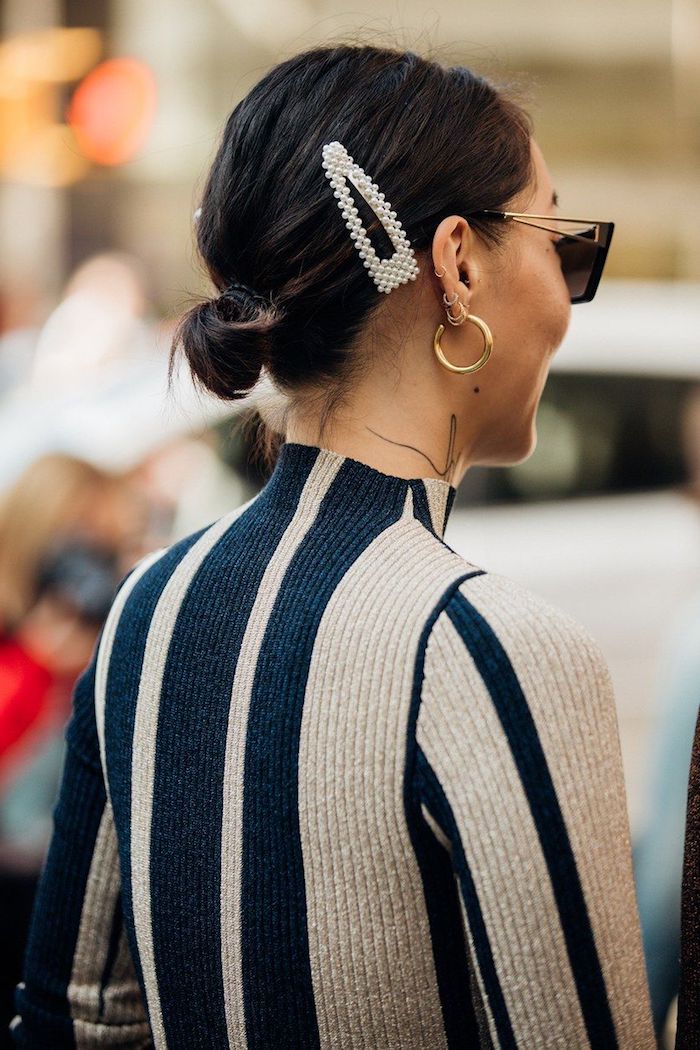 fashion week street style hochsteckfrisuren für kurze haare weiße haarspange accessoires haare beige schwarzes kleid fashion inspirarion lockerer dutt