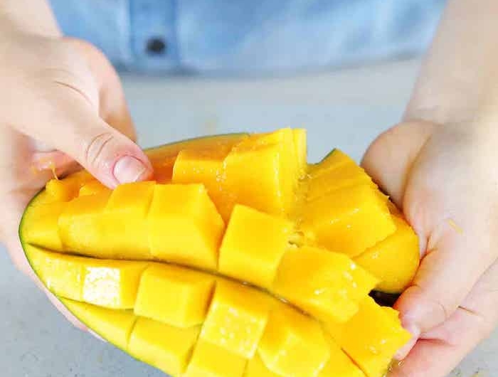 frau mit blauem hemd wie kann man eine mango schneiden einen mango igel selber machen