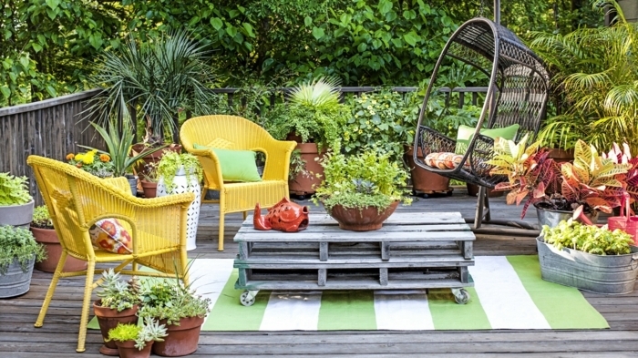 garten gestalten ideen kleiner außenbereich deko mit pflanzen außenmöbel gelbe stühle tisch aus europaletten