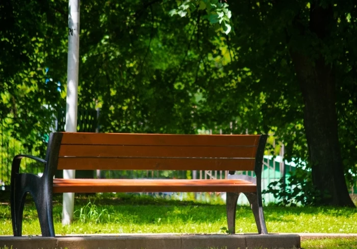 gartenbank für jeden bedarf bank aus holz außenbereich einrichten gartenmöbel garten gestalten