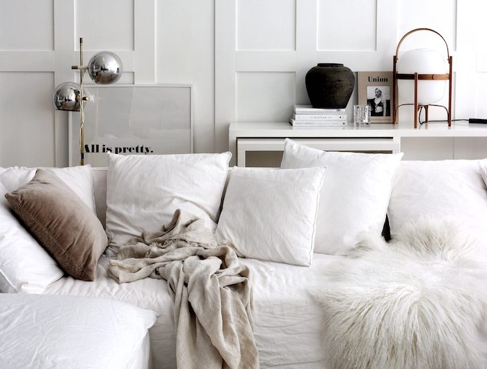 gemütliches ecksofa in weiß mit vielen kissen minimalistisches interior design skandinavische einrichtung wohnzimmer scandi style schlichte dekoration inspiration
