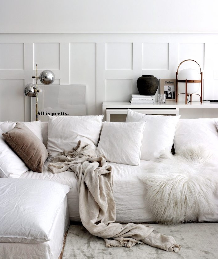 gemütliches ecksofa in weiß mit vielen kissen minimalistisches interior design skandinavische einrichtung wohnzimmer scandi style schlichte dekoration inspiration