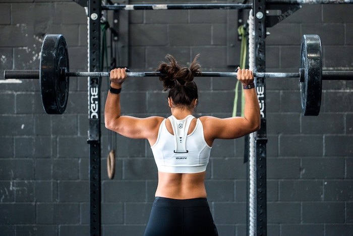 gewichtheben fitnesstudio krafttrainig für muskelaufbau training hilfreiche tipps myprotein gesunde ernährung mit proteinen