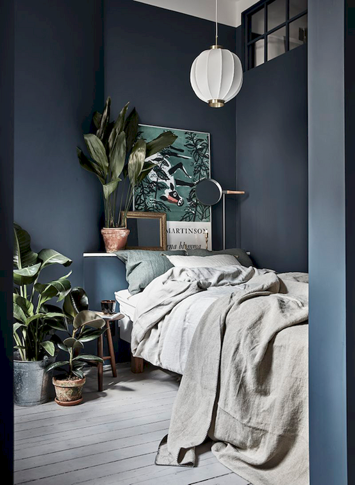 graublau wandfarbe dekoration mit grünen pflanzen graue bettwäsche weiße lampe interior design inspiration