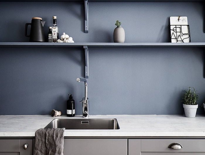 graublau wandfarbe inspiration einrichtung küche offene regale minimalistische gestaltung interior design
