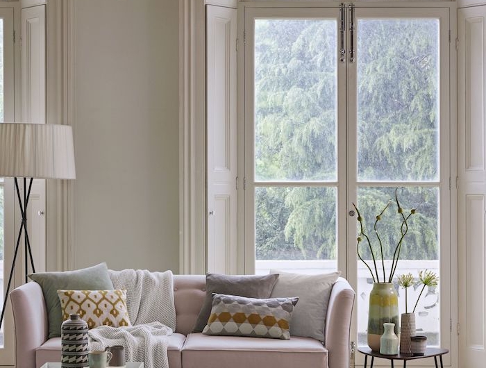 große französische fenster neutrale farben inneneinrichtung inspiration skandinavischer wohnstil blasspinker couch minimalistische innenausstattung ideen scandi style wohnzimmer