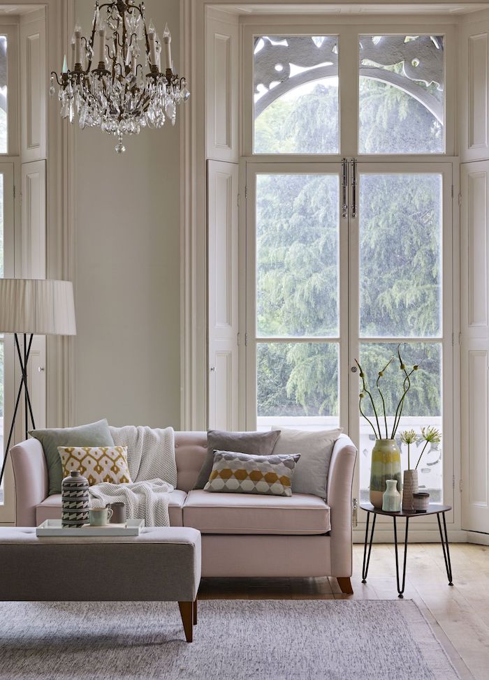 große französische fenster neutrale farben inneneinrichtung inspiration skandinavischer wohnstil blasspinker couch minimalistische innenausstattung ideen scandi style wohnzimmer