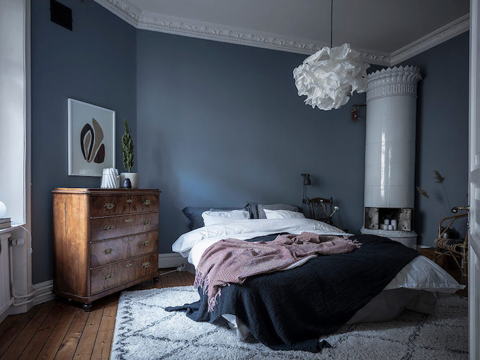 großes schlafzimmer minimalistisch einrichten vintage holzschrank wandfarbe blaugrau moderne weiße lampe weißer teppich