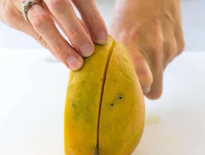 hand mit ring einer frau wie kann man eine mango schneiden anleitung diy