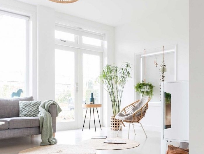 helle wohnung mit großen fenstern runde teppiche couch in grau dekoration grüne pflanze möbel skandinavisch großes wohnzimmer scandi interior design