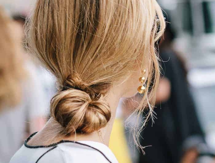 hochsteckfrisur dutt elegante frisuren für damen mit langen haaren blond weiße bluse street style inspiration fashion styling