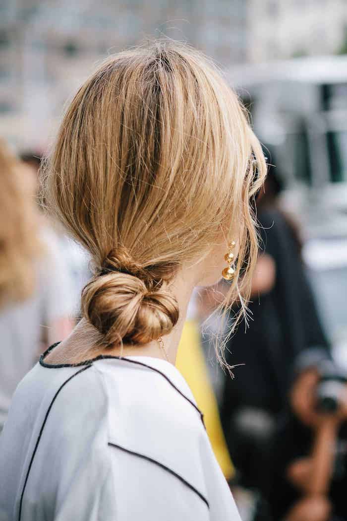 hochsteckfrisur dutt elegante frisuren für damen mit langen haaren blond weiße bluse street style inspiration fashion styling