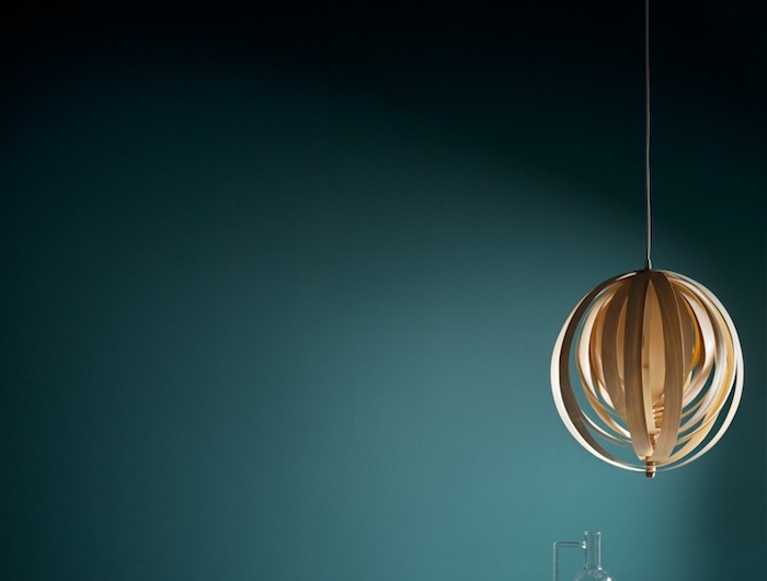 ideen und inspiration wandfrabe blau petrol minimalistische inneneinrichtung esszimmer großer tisch holz moderne lampe