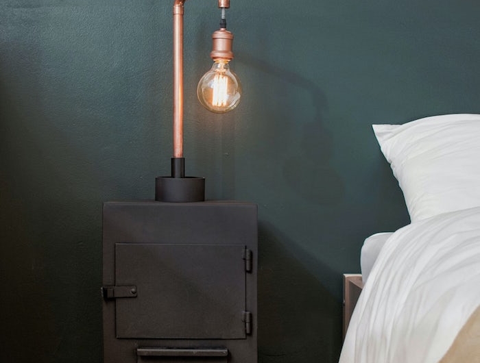 industrial style inneneinrichtung interior design inspo wand in zwei farben schwarze nachttisch mit lampe graublau wandfarbe ideen