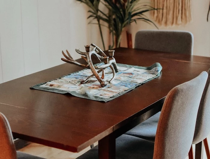inneneinrichtung ideen und inspiration esstisch kaufen tipps esszimmertisch aus massivholz graue stühlen dekoration pflanzen interior design