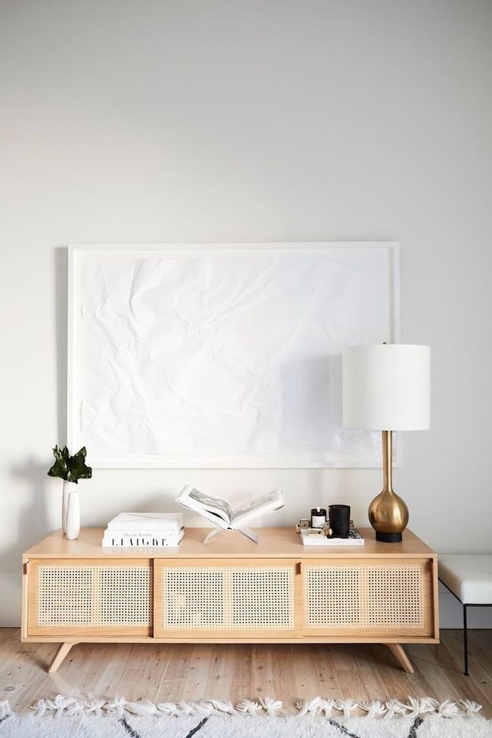 inneneinrichtung inspiration scandi style wohnzimmer sideboard skandinavisch minimalistische einrichtung ideen weiß goldene lampe holzboden weißer teppich