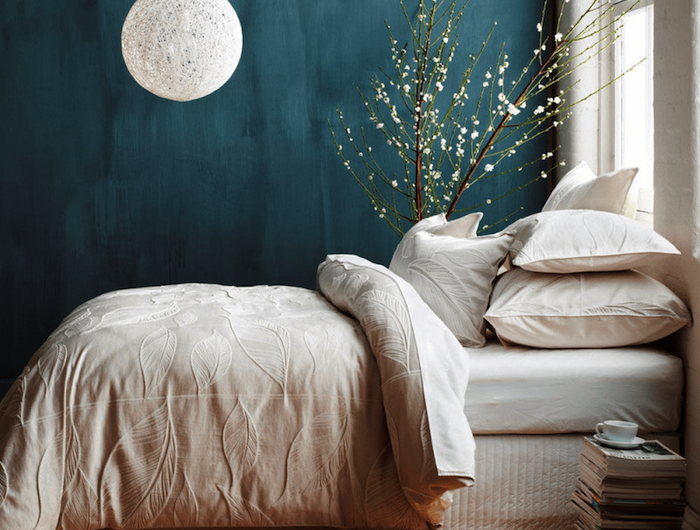 interessante schlafzimmer dekoration großes weißes bett petrol wandfarbe blaue nuancen minimalistische inneneinrichtung