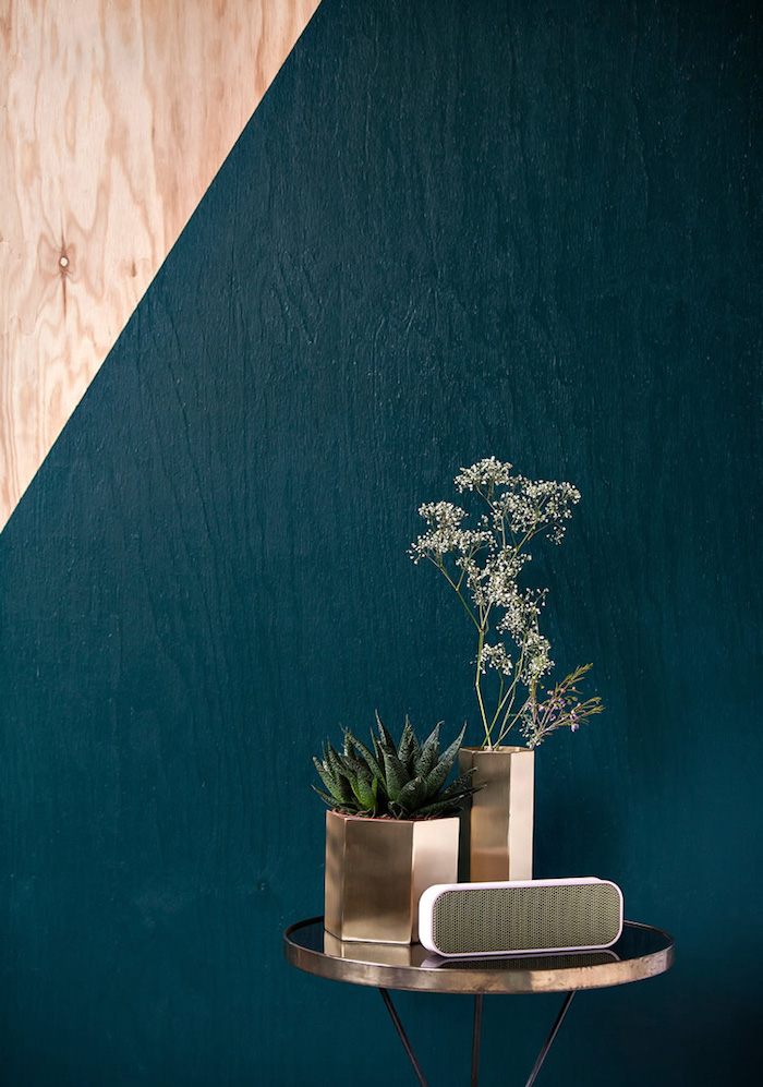 interior design goldene vasen und runder tisch petrol fabe kombinationen blau grüne wandfarbe interior desing