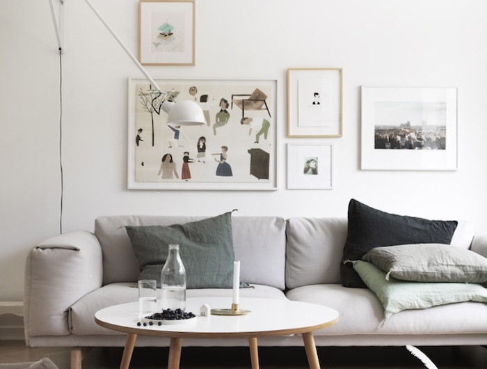 interior design in netralen farben grün grau holz skandinavisches design scandi style wohnzimmer moderne bilder an die wand couchtisch mit vier beinen