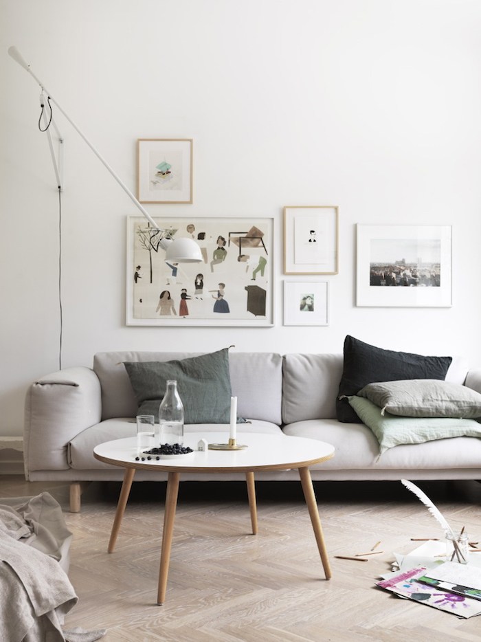 interior design in netralen farben grün grau holz skandinavisches design scandi style wohnzimmer moderne bilder an die wand couchtisch mit vier beinen