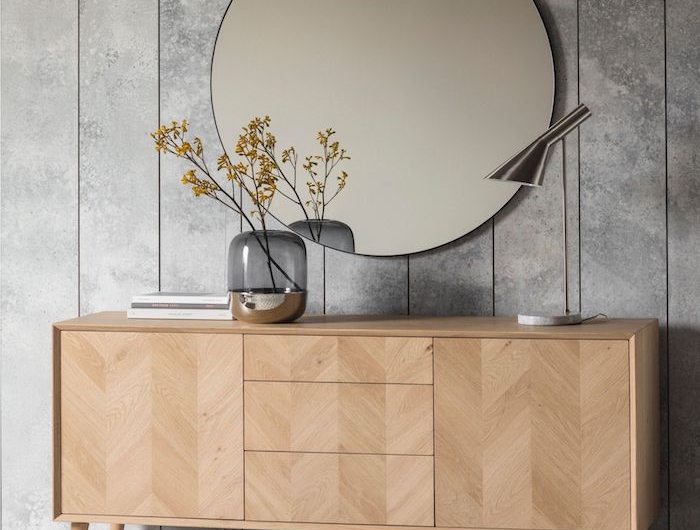 interior design inspiration großer runder spiegel graue wand sideboard skandinavisch aus holz scandi style wohnzimmer inspo