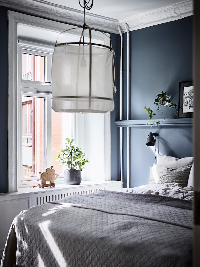 kleines schlafzimmer einrichten weiße lampe wandfarbe blau grau großes bett schwarze nachtlampe