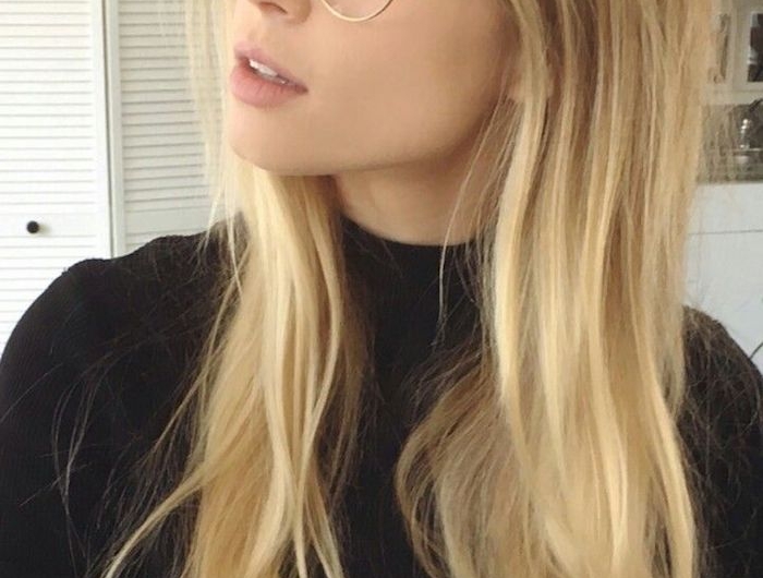 lange blonde frisuren mit pony 2020 damen brillen mit runden brillengestelle casual outfit schwarze rollkragebluse weiß graue katze