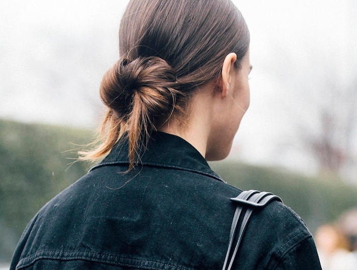 lockerer dutt niedriger haarknoten frisuren für lange haare street.style ideen schwarze jeansjacke und tasche braune haare dutt frisuren selber machen