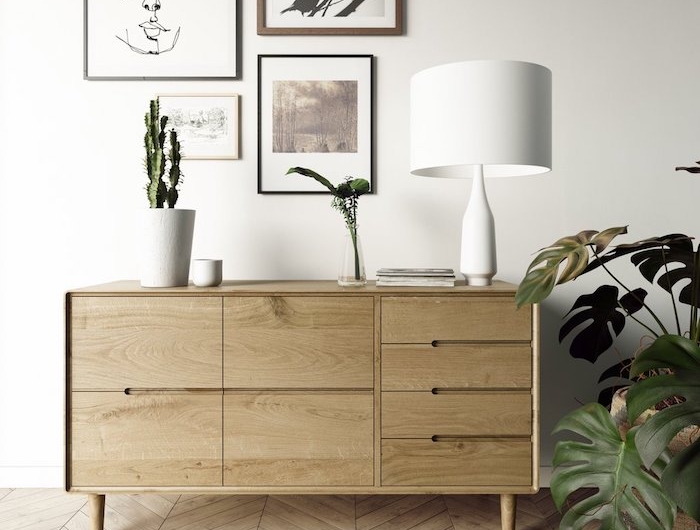 lowboard skandinavisch aus holz dekoration grüne pflanze weiße lampe linienzeichnung und moderne bilder deko scandi style wohnzimmer