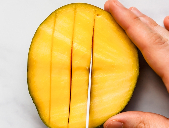 messer hand und eine mango wie kann man eine mango schneiden schritte