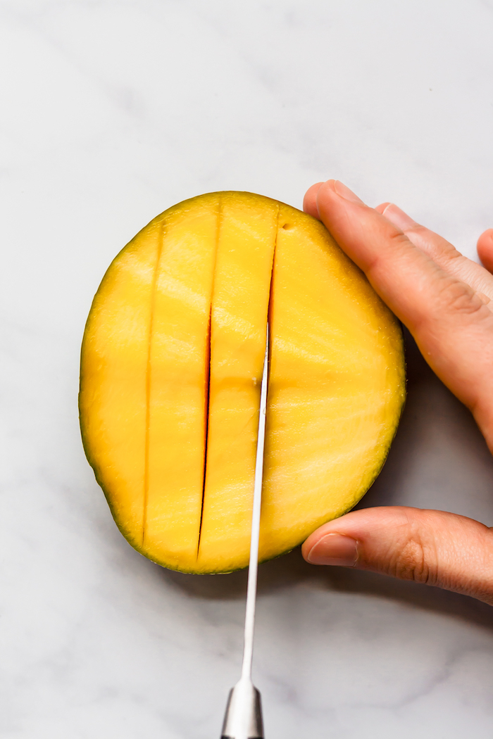 messer hand und eine mango wie kann man eine mango schneiden schritte
